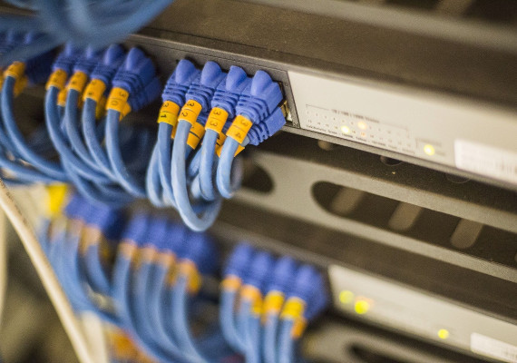 - Montagem de bastidores e organização de cabos.<br>- Passagem de cablagem e cravação de Patch panels.<br>- Instalação de tomadas de rede.<br>- Configuração de routers e Access Points.<br>- Configuração de Smart Switchs para criação de VLANs. 